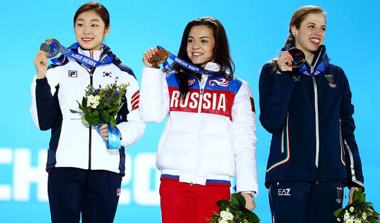 김연아가 소치동계올림픽 피겨 시상식에서 은메달을 들어 보이고 있다. 금메달은 소트니코바