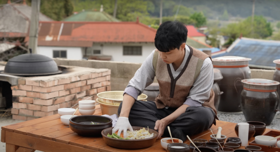 충남 서천군에서 전통 한식 요리를 선보이는 신인호 셰프 (유튜브 '인호네')