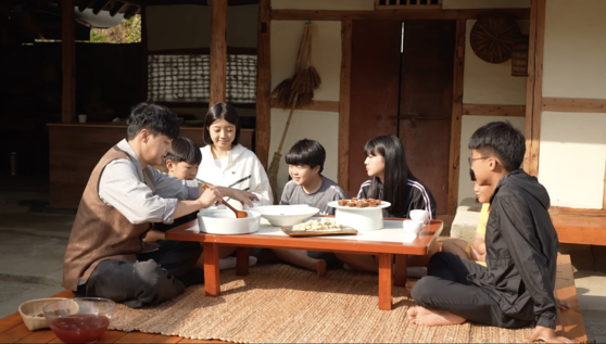 충남 서천군에서 전통 한식 요리를 선보이는 신인호 셰프 (유튜브 '인호네')