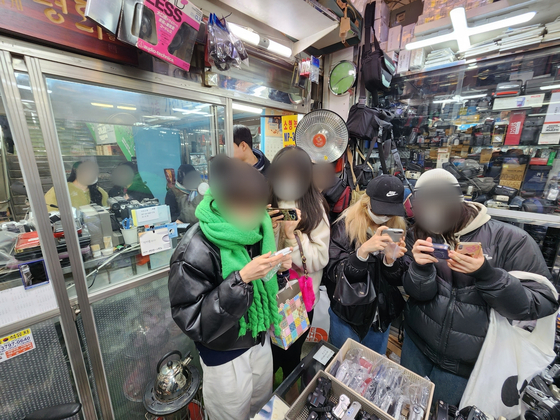 서울 종로구 세운상가에 빈티지 디지털 카메라를 사러 온 사람들. 올해 초 촬영된 사진. 〈사진=이규태 씨 제공〉