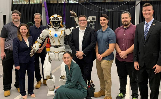  NASA의 Valkyrie 로봇과 함께 사진을 찍고 있는 관계자들 〈사진=나사〉