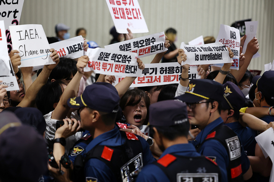 7일 밤 라파엘 그로시 국제원자력기구(IAEA) 사무총장 입국에 반대하는 시민단체가 시위를 벌이고 있다 〈사진=연합뉴스〉