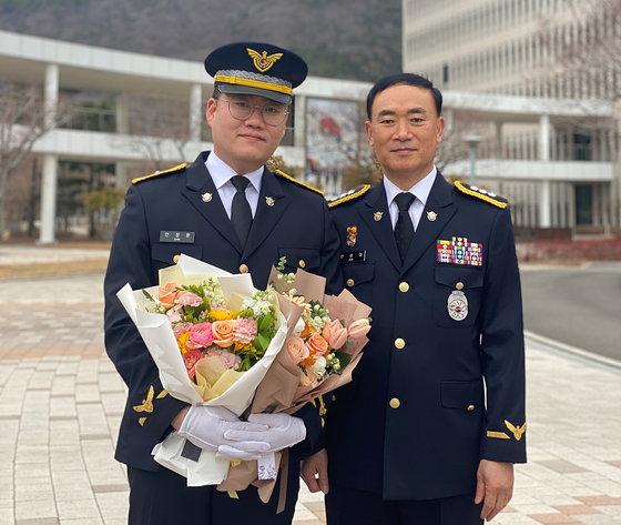 동해해경 202정에 근무하는 안장환 경위와 속초해경 수사과장으로 근무하는 아버지 안상대 경정의 모습 〈사진=동해해경 제공〉