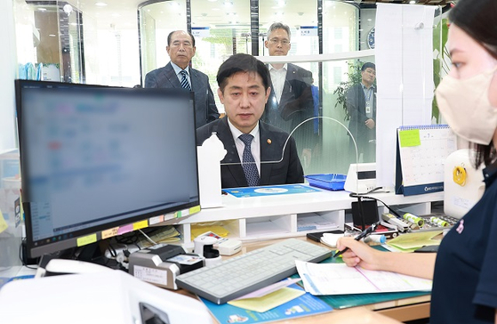 ※새마을금고 본점에 방문해 예금하는 김주현 금융위원회 위원장 (지난 7일) 〈사진=연합뉴스〉