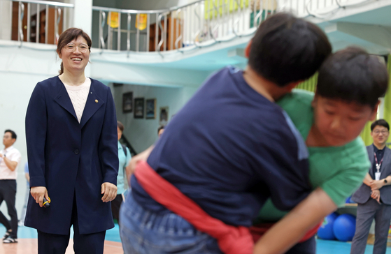 장미란 문화체육관광부 제2차관이 12일 경기도 수원 파장초등학교에서 열린 문체부-경기도교육청-대한씨름협회 간 K-씨름 학교체육 활성화 업무협약식을 마치고 체육관으로 이동해 씨름 수업을 참관하고 있다. 〈사진=문화체육관광부 제공〉