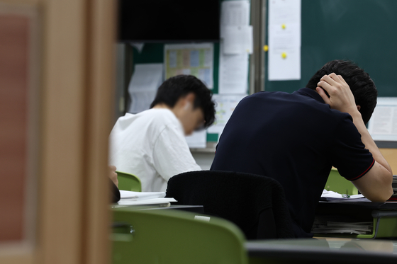 국가공인자격인 정보처리기능사 실기 시험 합격률이 1%대로 떨어지며 들쭉날쭉한 난이도에 대한 논란이 나오고 있다. 사진은 기사와 상관없는 수험생 모습 〈출처=연합뉴스〉