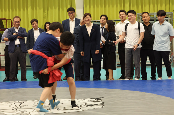 12일 오전 경기도 수원시 파장초등학교에서 열린 'K-씨름 학교체육 활성화 업무협약식'에서 임태희 경기도교육감, 장미란 문화체육관광부 2차관 등 참석자들이 씨름 수업을 참관하고 있다. 〈사진=문화체육관광부 제공〉