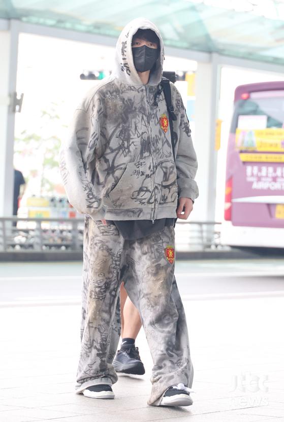 방탄소년단 정국, 공항 가득 '아미' 환호 받으며 출국