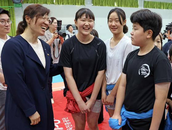 장미란 문화체육관광부 제2차관이 12일 경기도 수원 파장초등학교에서 열린 문체부-경기도교육청-대한씨름협회 간 K-씨름 학교체육 활성화 업무협약식을 마치고 체육관으로 이동해 씨름수업을 참관한 뒤 학생들을 격려하고 있다. 〈사진=문화체육관광부 제공〉