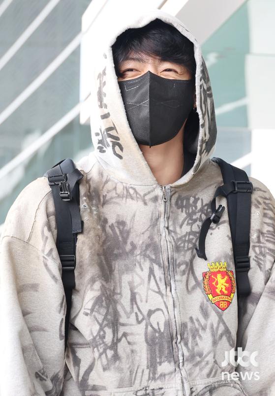 방탄소년단 정국, 공항 가득 '아미' 환호 받으며 출국