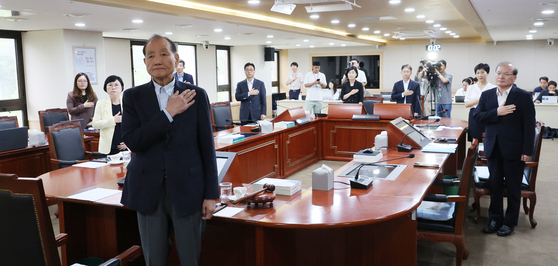 12일 과천 방송통신위원회에서 열린 전체 회의에서 김효재 방송통신위원장 직무대행을 비롯한 참석자들이 국민의례를 하고 있다. [사진 연합뉴스]