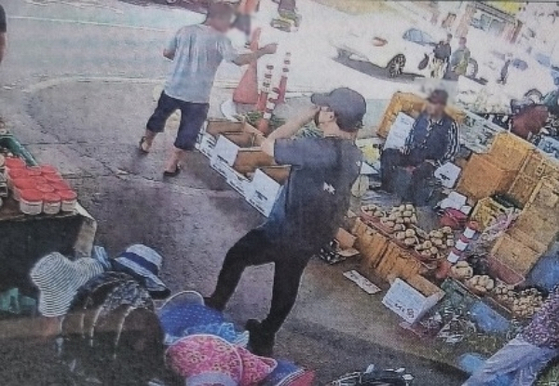 충남과 경기 지역을 돌며 상습적으로 소매치기를 한 54세 A씨가 경찰에 붙잡혀 구속 송치됐다. 〈사진=충남 아산경찰서 제공〉