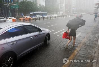 서울 서대문 축대 일부 무너져…21가구 40여명 이재민 발생