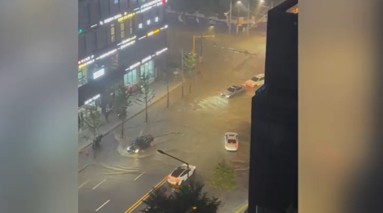 지난해 8월 폭우로 물에 잠긴 강남역 모습. 〈자료=JTBC 뉴스룸〉