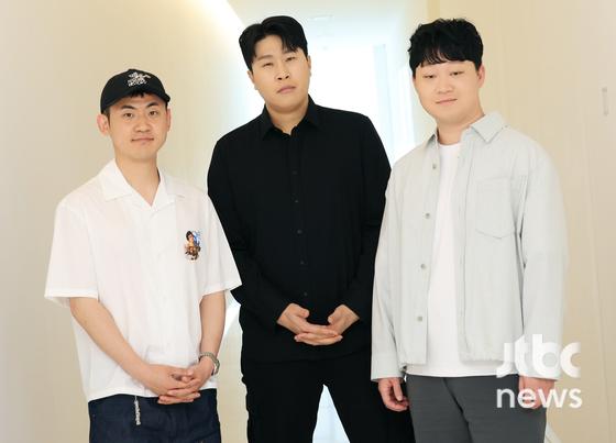 '제59회 백상예술대상'에서 TV부문 예능 작품상을 수상한 피식대학이 5일 오후 서울 마포구 상암동 JTBC에서 진행된 인터뷰에 앞서 포즈를 취하고 있다.  김현우 엔터뉴스팀 기자 kim.hyunwoo3@jtbc.co.kr (콘텐트비즈니스본부)