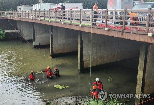 부산 학장천 실종자 수색하는 구조대 〈사진=연합뉴스〉