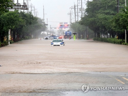 군산 곳곳 침수...물에 잠긴 차들 〈사진=연합뉴스〉