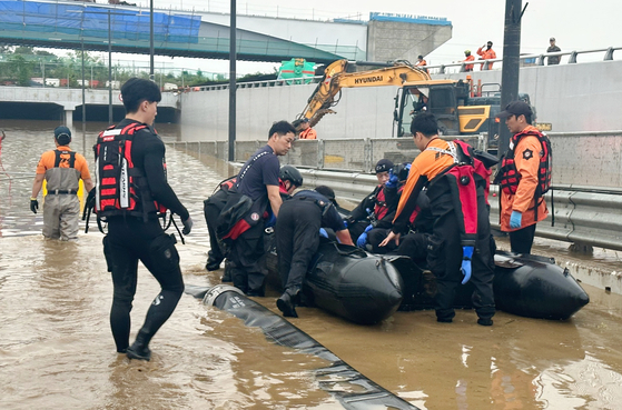 16일 폭우로 침수된 청주시 흥덕구 오송읍 궁평2 지하차도 앞에서 소방 관계자들이 이날 수색작업을 시작하고 있다. 〈사진=소방청〉