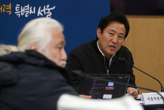지난 2월 서울시청에서 오세훈 시장과 전국장애인차별철폐연대가 만나고 있다. 〈사진=공동취재〉