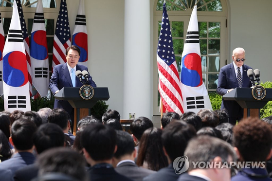 미국을 국빈 방문한 윤석열 대통령과 조 바이든 미국 대통령이 지난 4월 26일(현지시간) 워싱턴DC 백악관 로즈가든에서 공동 기자회견을 하고 있다. 〈사진=연합뉴스〉