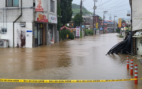 지난 15일 새벽 쏟아진 폭우로 충남 공주시 옥룡동 한 도로가 물에 잠겨 있다. 〈사진=연합뉴스〉