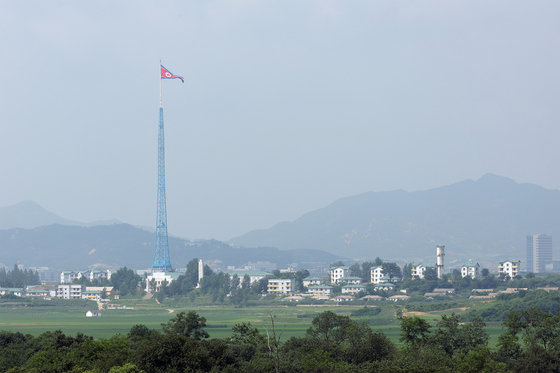 경기도 파주시 판문점 3초소에서 바라본 북한의 기정동 마을. 마을 내 문화회관에 걸려 있는 인공기가 펄럭이고 있다. 〈사진=연합뉴스〉