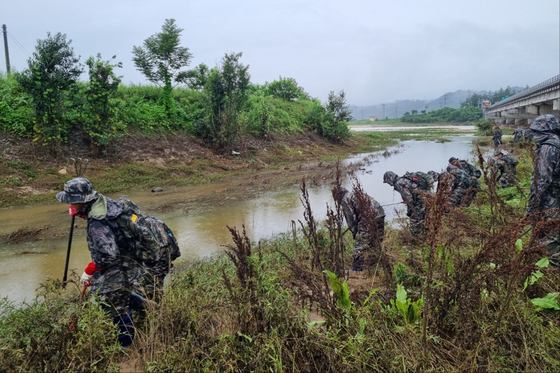 18일 경북 예천군 호명면 직산리 하천변에서 해병대 신속기동부대 장병들이 실종자를 수색하고 있다. 〈사진=해병대 1사단·연합뉴스〉