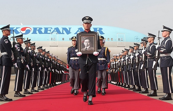 지난 4월 10일 인천국제공항 제2터미널 주기장에서 열린 황기환 애국지사 유해 영접행사에서 국방부 의장대가 유해를 운구하고 있다. 〈사진=공항사진기자단〉