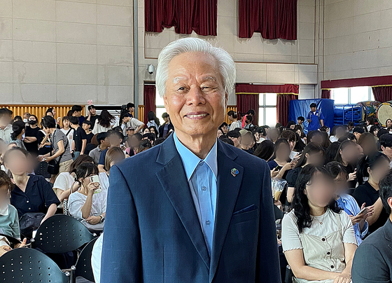 행사 중간 밝게 웃어 보이는 이명수 전 인천 선학초등학교 교장. 〈사진=김휘란 기자〉