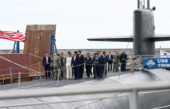 윤석열 대통령이 미국의 오하이오급 핵추진 탄도유도탄 잠수함(SSBN) 켄터키함(SSBN-737)에 승함하고 있다. 〈사진=연합뉴스〉