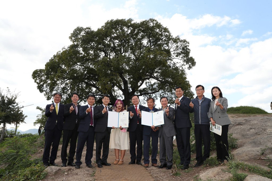 지난해 10월 12일 의창구 대산면 북부리 동부마을 팽나무 앞에서 경남 창원시와 문화재청이 창원 팽나무의 천연기념물 지정을 기념하는 행사를 했다. 〈사진=연합뉴스〉