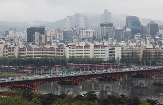 서울 응봉산에서 바라본 압구정동 일대 아파트 단지 (사진=연합뉴스)