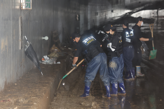 지난 18일 충북 청주시 오송읍 궁평2지하차도 수색구조현장에서 경찰 과학수사대 관계자들이 희생자 유류품 수색을 하고 있다. 〈사진=연합뉴스〉