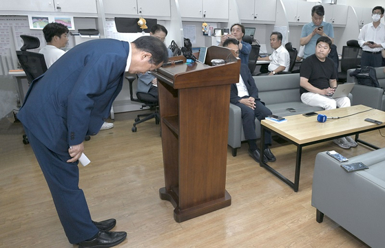 홍준표 대구시장이 '수해 골프' 논란과 관련, 19일 기자실을 찾아 유감을 표하며 머리를 숙이고 있다. 〈사진=대구시 제공〉