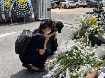 교사 극단선택 초등학교에 추모객 몰려…추모객 vs 학교 '교문개방' 논쟁도