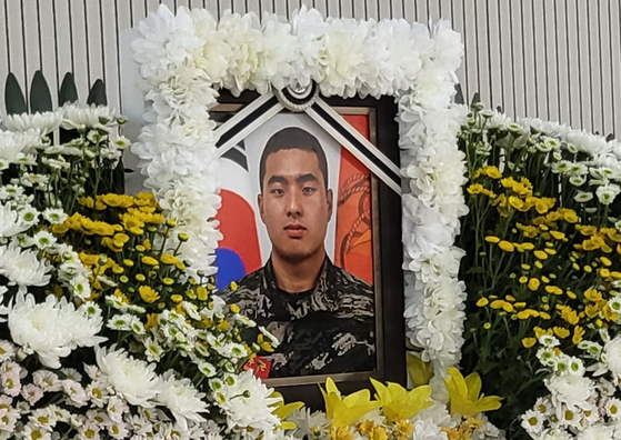 20일 경북 포항 해병대 1사단 김대식관에 실종자 수색 중 순직한 해병대 고 채수근 상병의 빈소가 차려졌다. 사진은 이날 유족들의 동의로 공개된 채 상병의 영정사진. 〈사진=연합뉴스〉