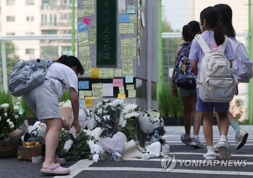 오늘(20일) 오전 서초구 서이초등학교 앞에 등굣길 학생이 헌화를 하고 있다. 〈사진=연합뉴스〉