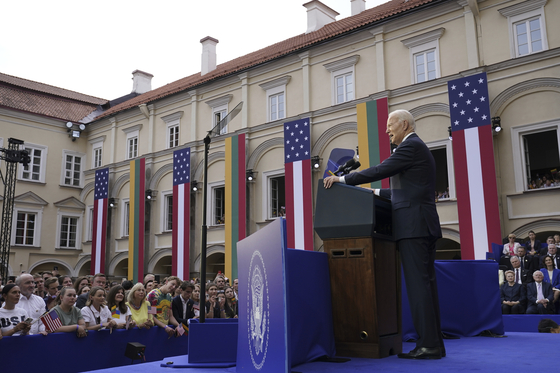 조 바이든 미국 대통령이 지난 12일(현지시간) 리투아니아 빌뉴스대학에서 연설하고 있다. 〈사진= AP, 연합뉴스〉