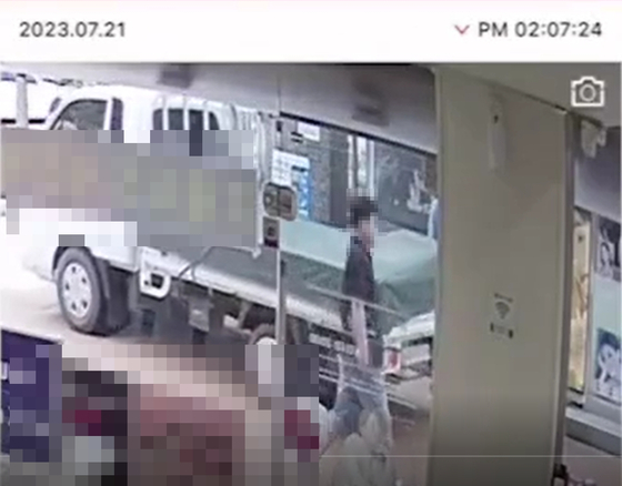 지난 21일 발생한 서울 신림역 칼부림 사건의 CCTV 영상이 무분별하게 유포됐다. 〈사진=사건 CCTV 영상 캡처〉