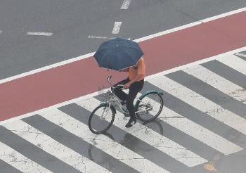 부산·창원 호우주의보…강원·제주 일부 폭염주의보