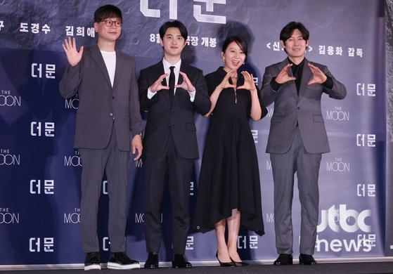 25일 오후 서울 용산구 CGV 용산아이파크몰에서 영화 '더 문' 언론시사회가 열렸다. 김용화 감독과 배우 설경구, 도경수, 김희애가 참석했다. 박세완 엔터뉴스팀 기자 park.sewan@jtbc.co.kr (콘텐트비즈니스본부)