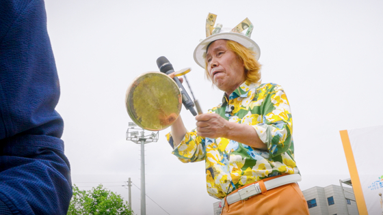 지난달 10일 경기 화성 매송면 '한마음 효 큰잔치'에서 공연을 펼치는 이박사