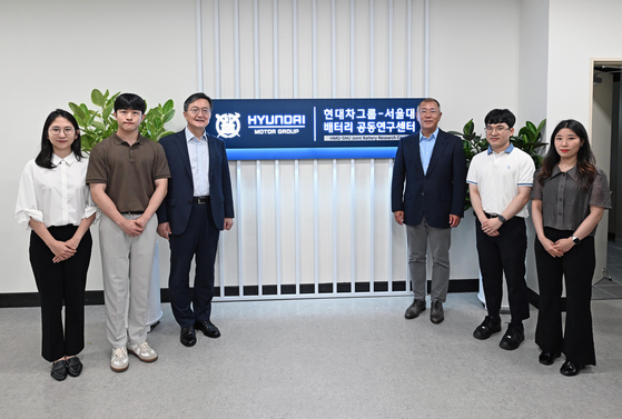  정의선 현대차그룹 회장과 유홍림 서울대학교 총장이 25일 서울대학교 배터리공동연구센터에서 학생들과 기념 촬영하고 있다