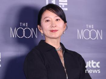 '더 문' 김희애 “힘들었던 영어대사, 무사히 마쳐 다행“