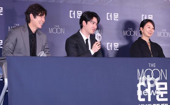 25일 오후 서울 용산구 CGV 용산아이파크몰에서 영화 '더 문' 언론시사회가 열렸다. 김용화 감독과 배우 설경구, 도경수, 김희애가 참석했다. 박세완 엔터뉴스팀 기자 park.sewan@jtbc.co.kr (콘텐트비즈니스본부)