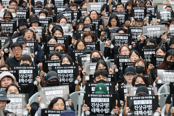 서울 서초구 서이초등학교에서 발생한 교사 사망 사건과 관련해 전국교직원노동조합 조합원들이 지난 22일 서울 종로구 청계천에서 열린 전국교사 긴급추모행동에서 구호를 외치고 있다.〈사진=연합뉴스〉