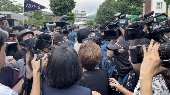 25일 이태원 참사 유족들이 이상민 행정안전부 장관 탄핵 기각 관련 기자회견을 진행하다 일부 보수단체 회원들과 마찰을 빚었다. 〈사진=송혜수 기자〉