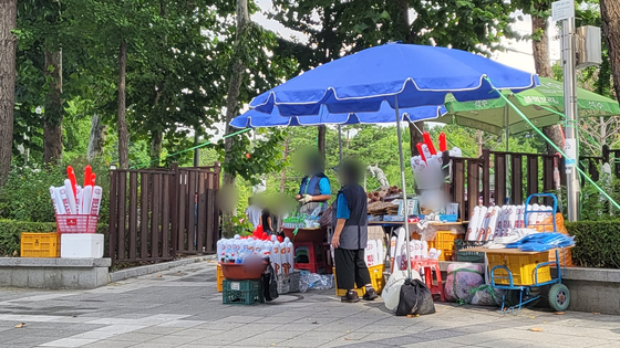 지난 26일 서울 잠실야구장 밖 노점상에서 일회용 응원용품을 판매하고 있다. 〈사진=이지현 기자〉