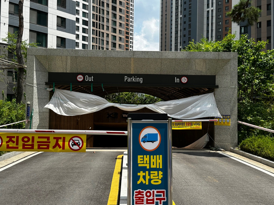 지난 28일 경기도 의정부시의 한 아파트 지하주차장. 택배차량 출입을 가능하게 하기 위한 확장공사가 진행되고 있었다. 〈사진=이세현 기자〉