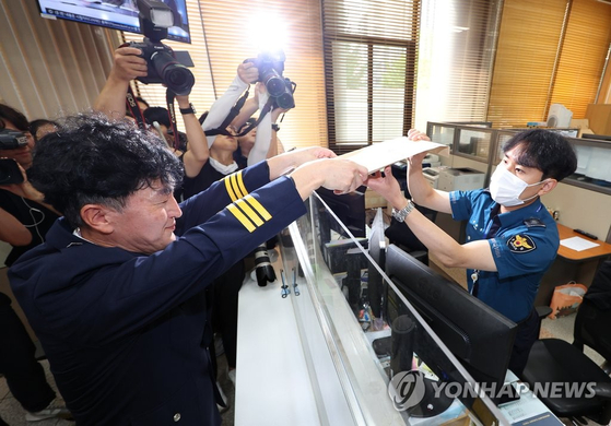 지난해 행정안전부 경찰국 신설에 반대하며 전국 경찰서장(총경) 회의를 주도했다가 정직 징계를 받고 최근 경남경찰청 112치안종합상황실 상황팀장으로 발령이 난 류삼영 총경이 오늘(31일) 오전 서울 서대문구 경찰청 민원실에 사직서를 제출하고 있다. 〈사진=연합뉴스〉